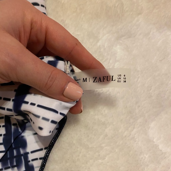 Bikini - Picture 4 of 10